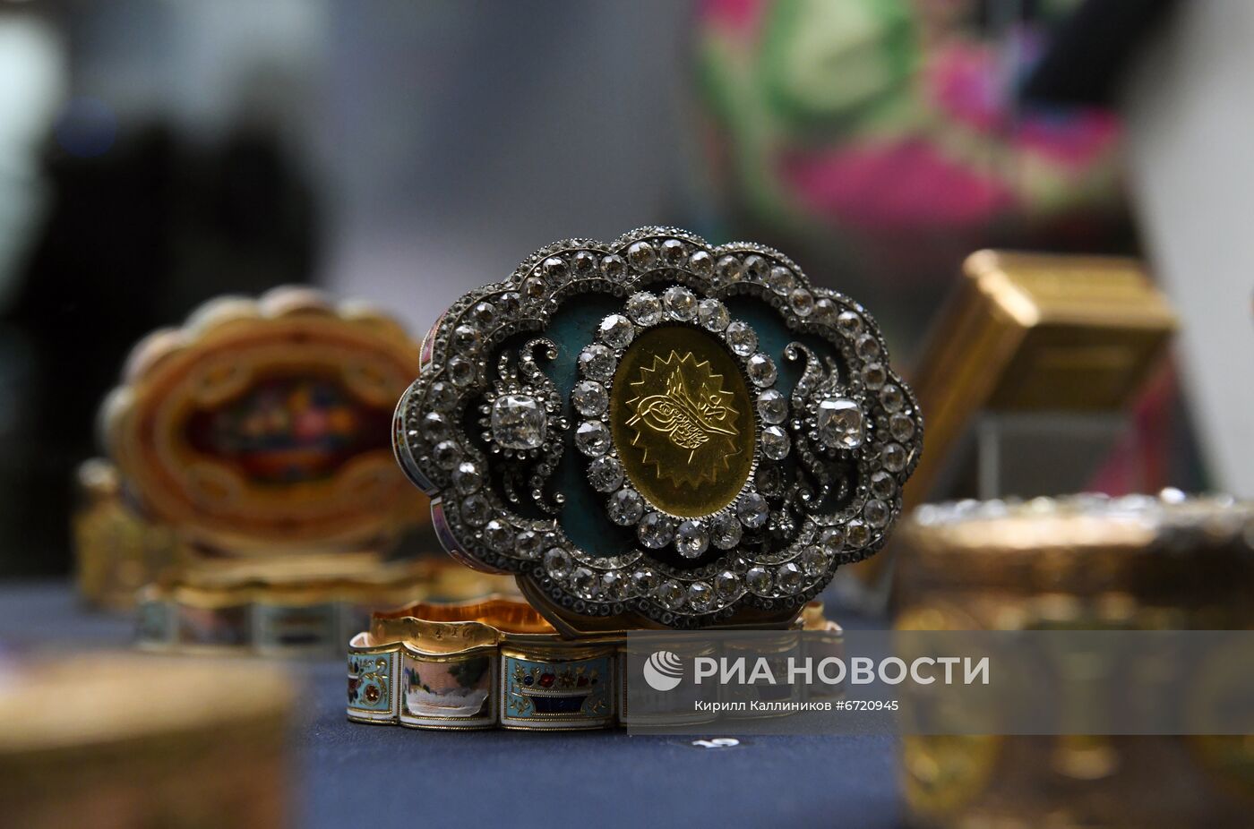 Выставка "Драгоценные часы и табакерки"