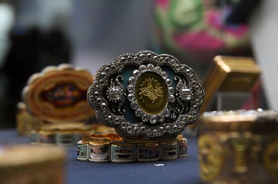 Выставка "Драгоценные часы и табакерки"