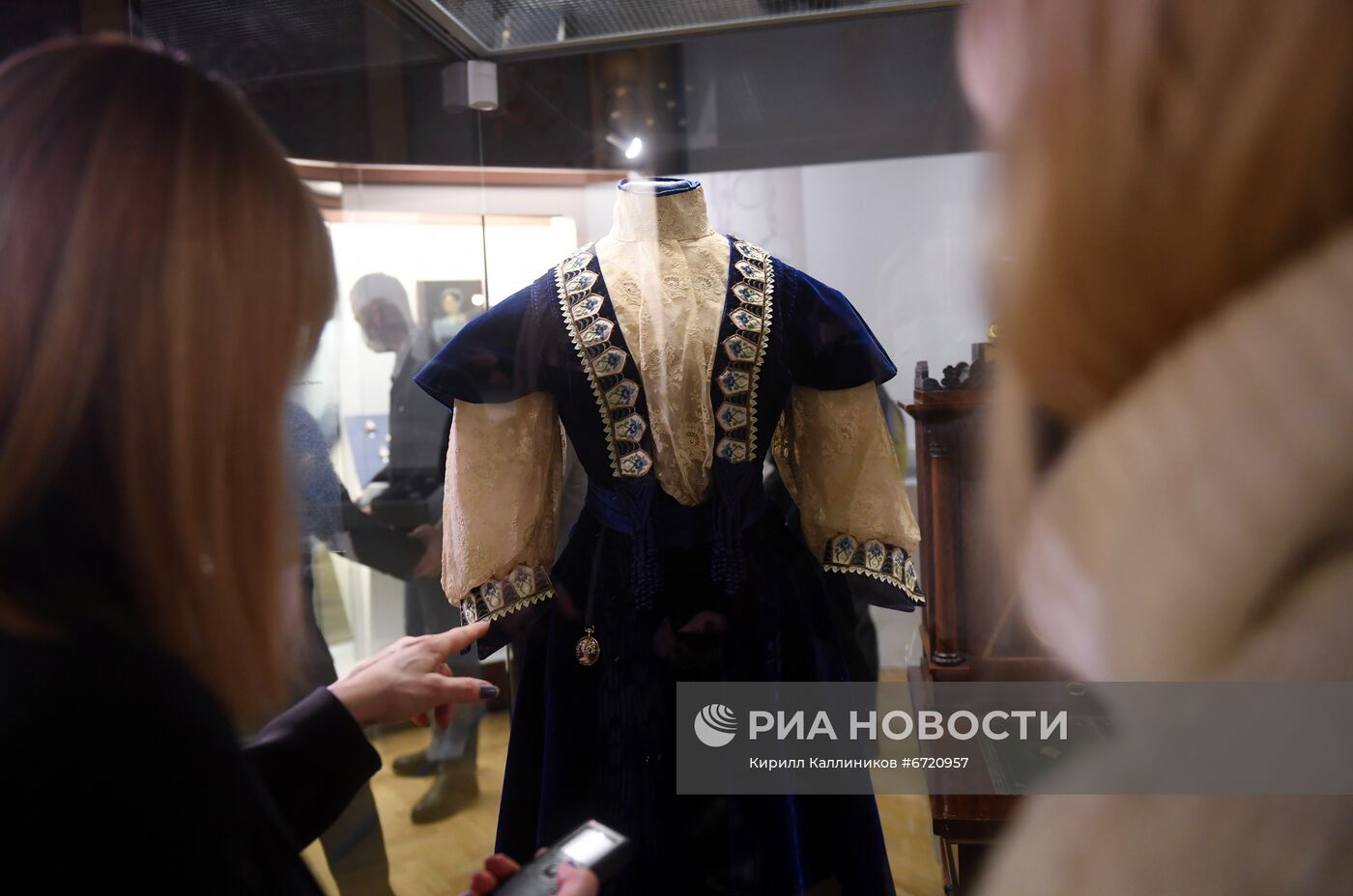 Выставка "Драгоценные часы и табакерки"