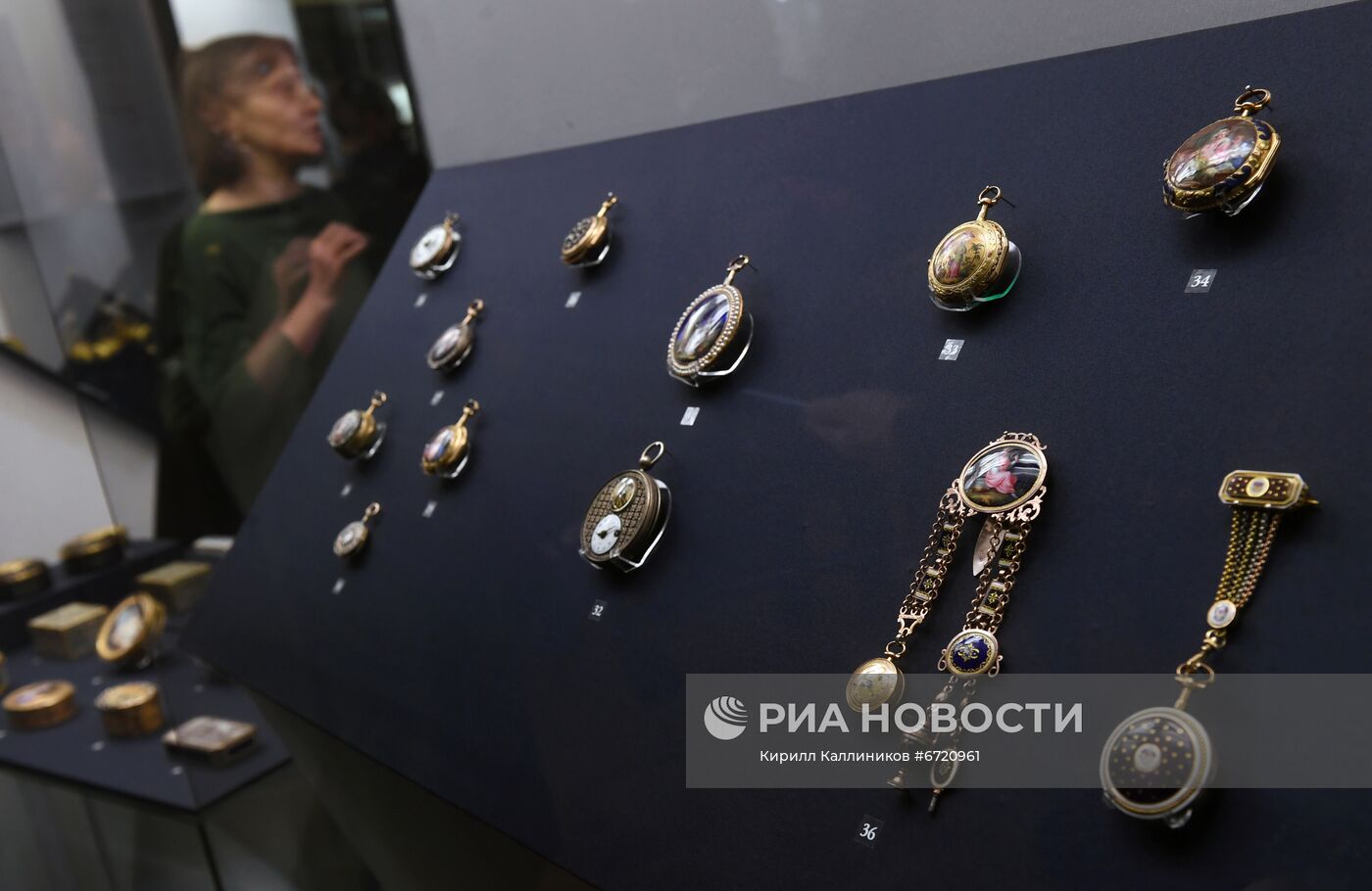 Выставка "Драгоценные часы и табакерки"