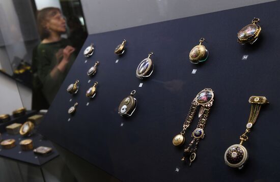 Выставка "Драгоценные часы и табакерки"