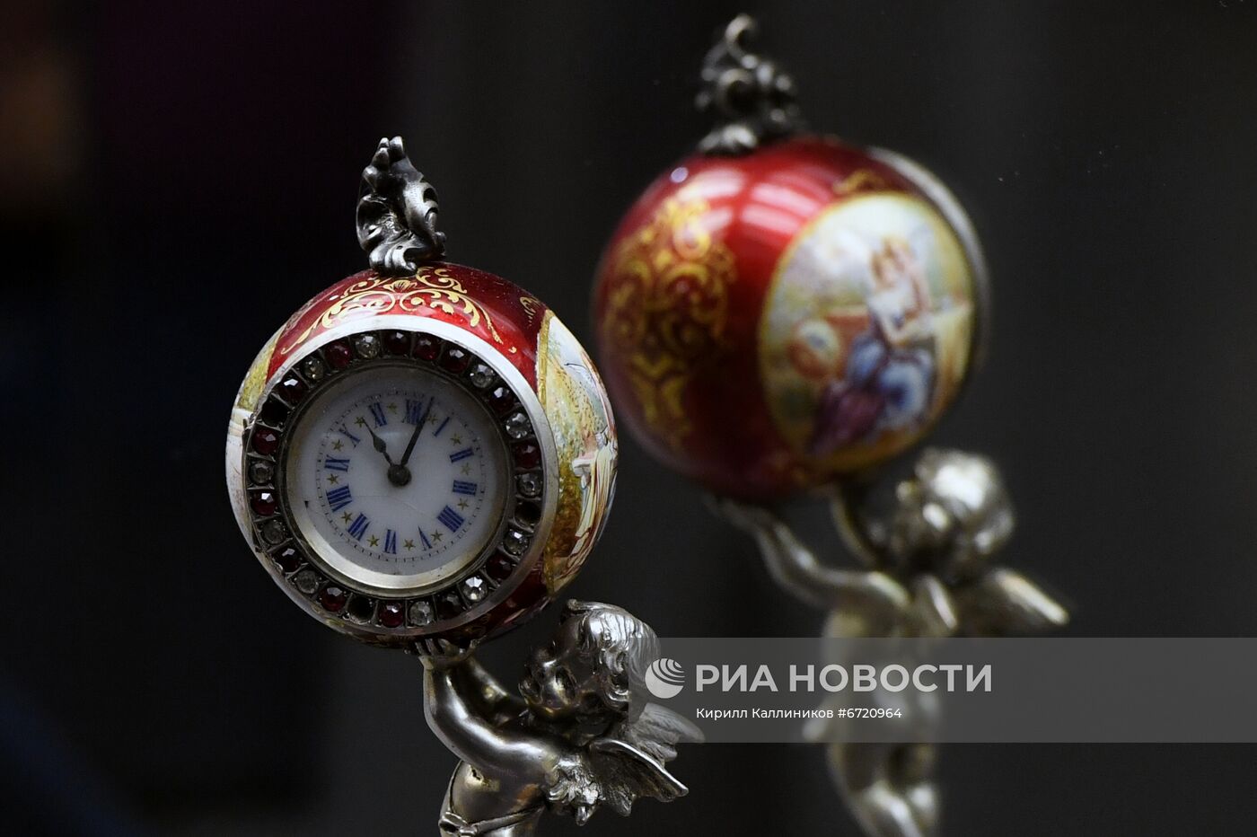 Выставка "Драгоценные часы и табакерки"