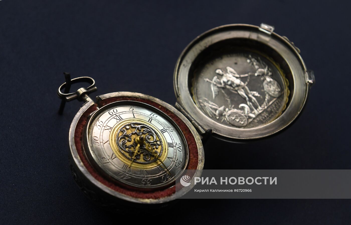 Выставка "Драгоценные часы и табакерки"