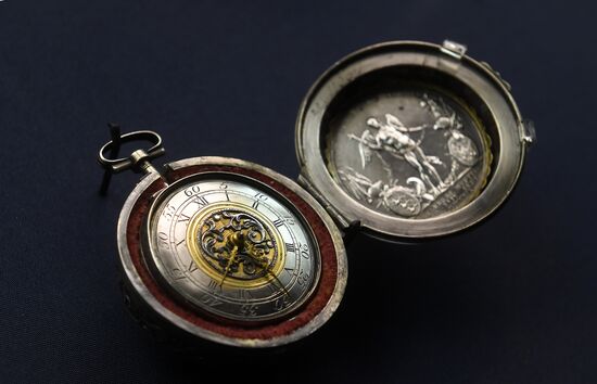 Выставка "Драгоценные часы и табакерки"