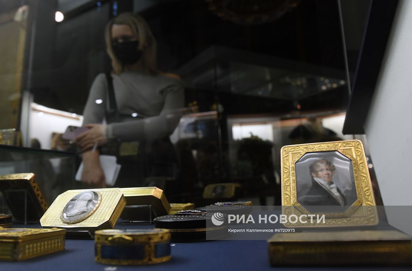 Выставка "Драгоценные часы и табакерки"