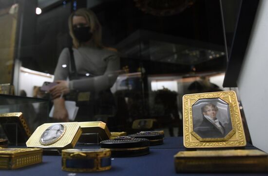 Выставка "Драгоценные часы и табакерки"