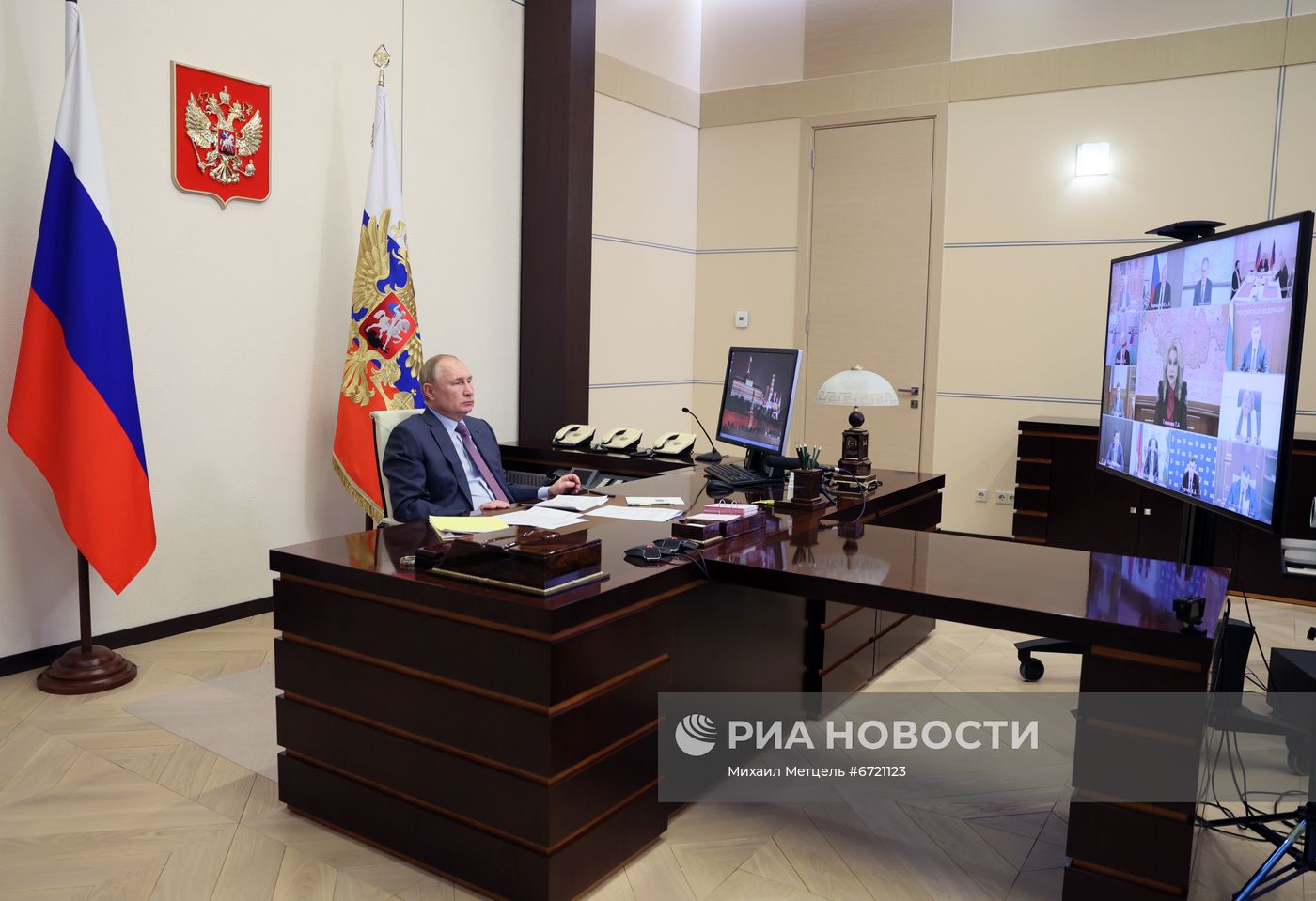Президент РФ В. Путин провел совещание с членами правительства РФ