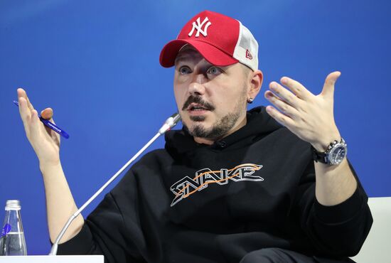 Участник музыкального проекта Filatov&Karas Дмитрий Филатов на сессии "Искусственный интеллект как ассистент творца: история создания одного трека" в рамках Конгресса молодых ученых в Сочи. Фото могут быть использованы при наличии обязательной ссылки на источник. Место: Россия, Краснодарский край, Сочи. КМУ-2021. Искусственный интеллект как ассистент творца: история создания одного трека
