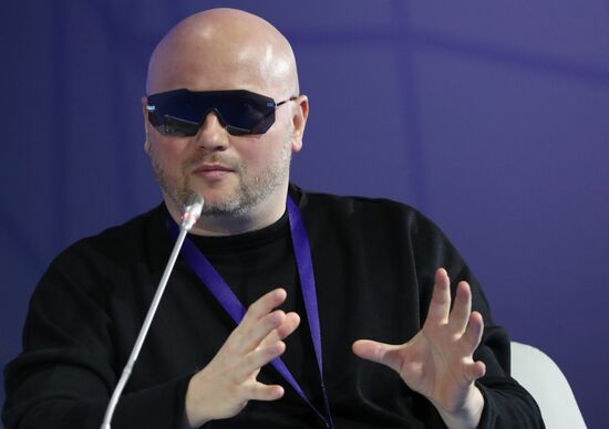 Участник музыкального проекта Filatov&Karas Алексей Осокин на сессии "Искусственный интеллект как ассистент творца: история создания одного трека" в рамках Конгресса молодых ученых в Сочи. Фото могут быть использованы при наличии обязательной ссылки на источник. Место: Россия, Краснодарский край, Сочи. КМУ-2021. Искусственный интеллект как ассистент творца: история создания одного трека