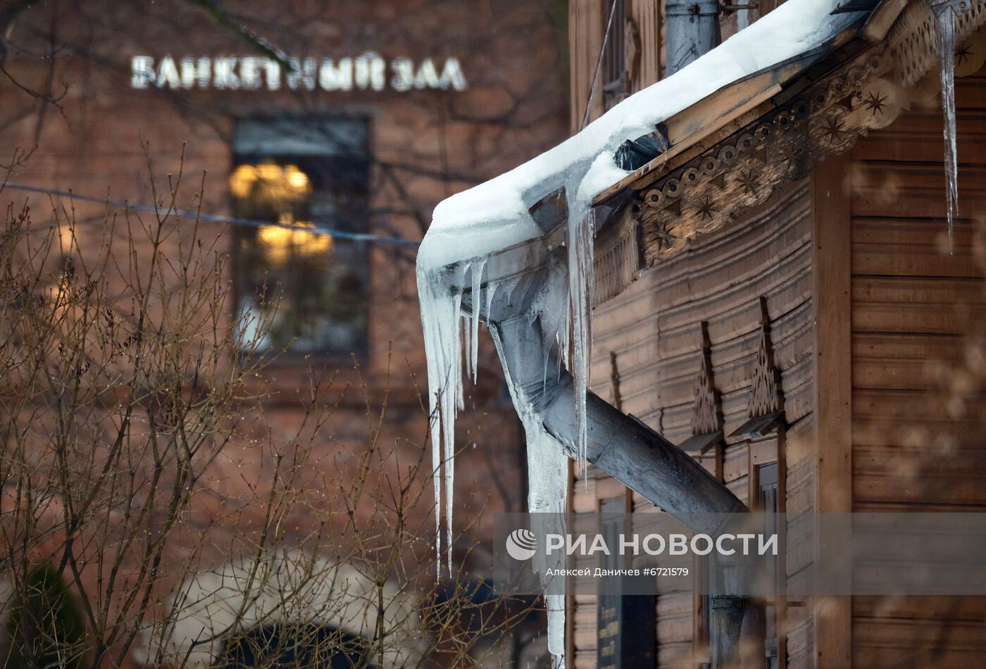 Сосульки на крышах жилых домов в Санкт-Петербурге