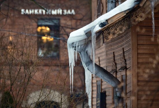 Сосульки на крышах жилых домов в Санкт-Петербурге