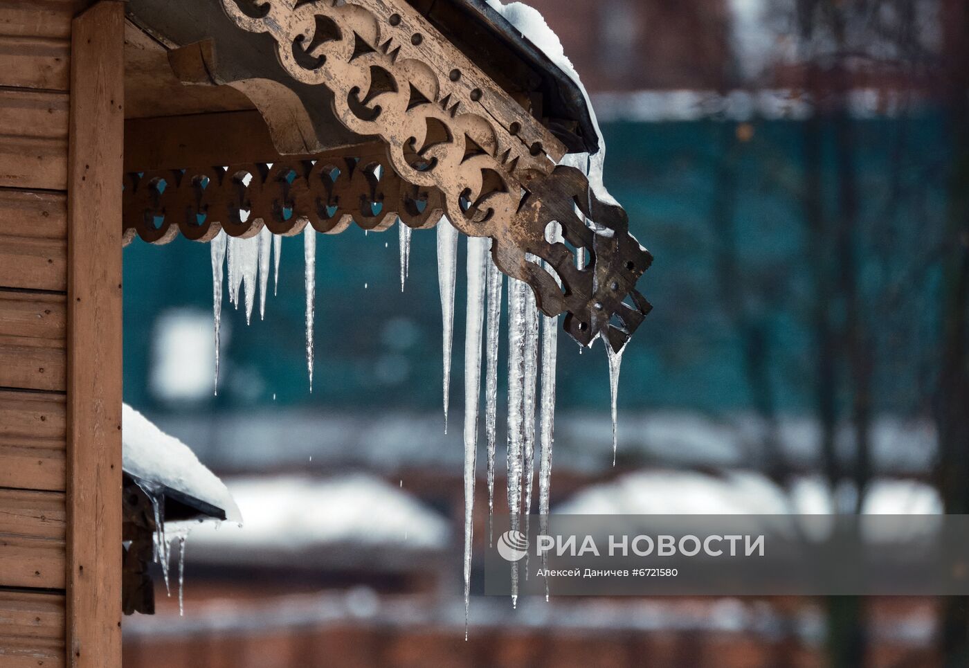 Сосульки на крышах жилых домов в Санкт-Петербурге