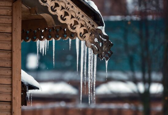 Сосульки на крышах жилых домов в Санкт-Петербурге