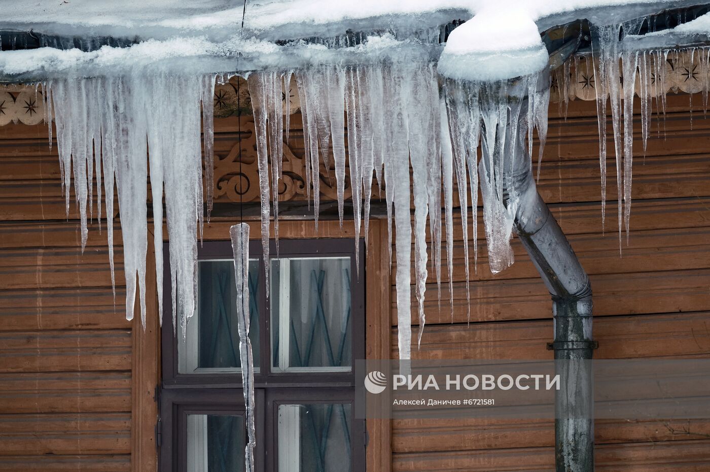 Сосульки на крышах жилых домов в Санкт-Петербурге
