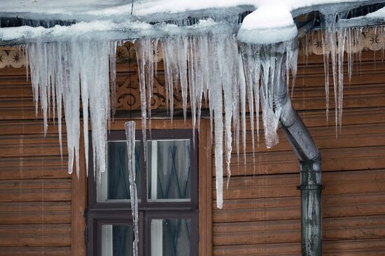 Сосульки на крышах жилых домов в Санкт-Петербурге