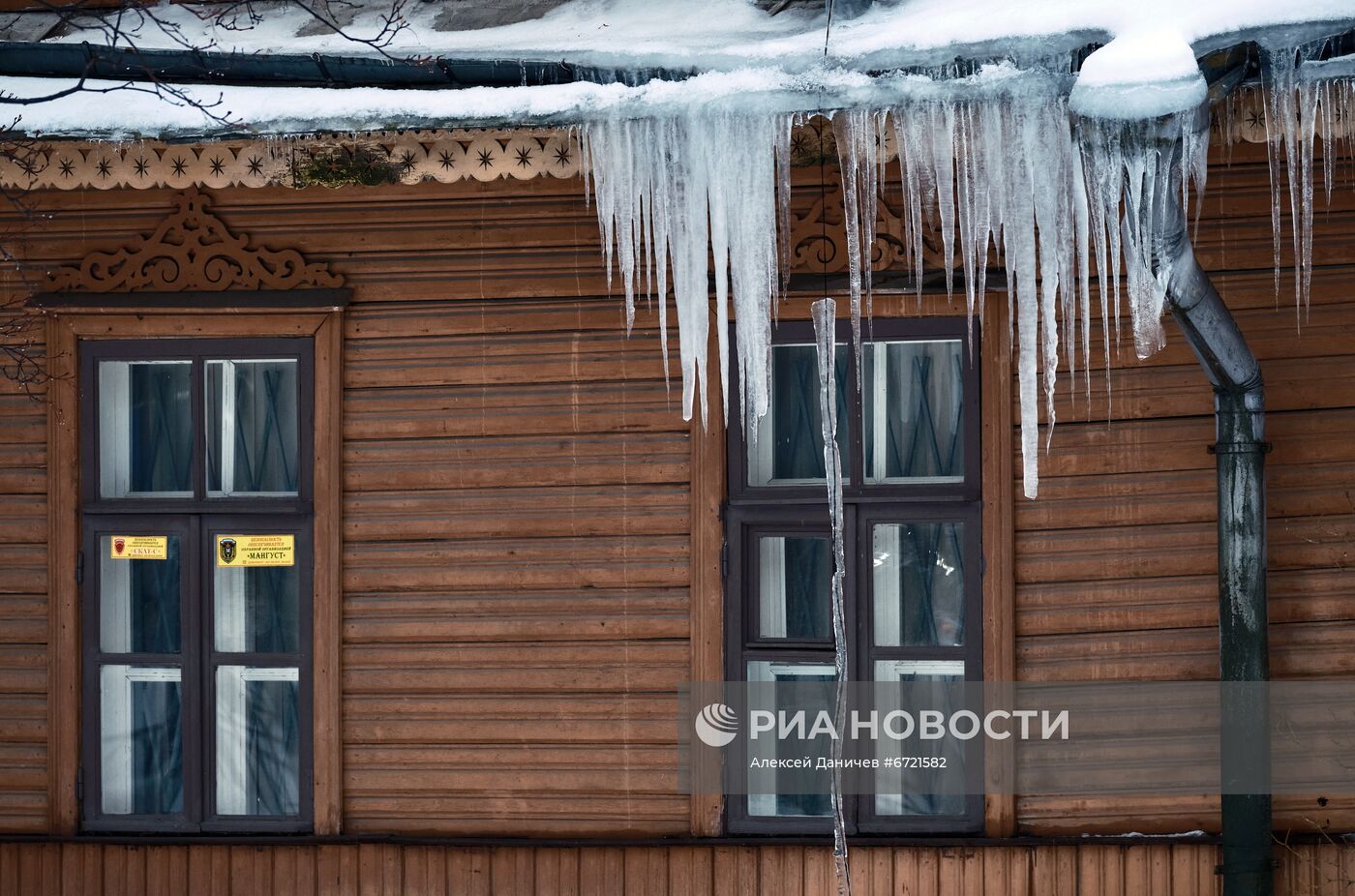 Сосульки на крышах жилых домов в Санкт-Петербурге