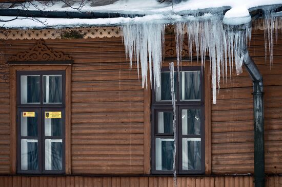 Сосульки на крышах жилых домов в Санкт-Петербурге