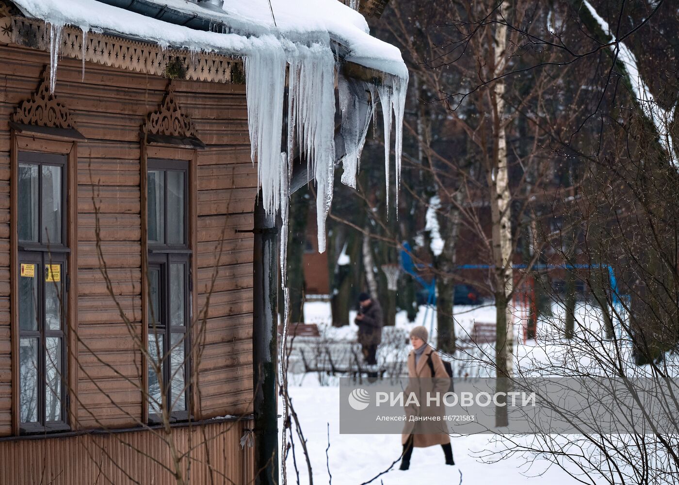 Сосульки на крышах жилых домов в Санкт-Петербурге