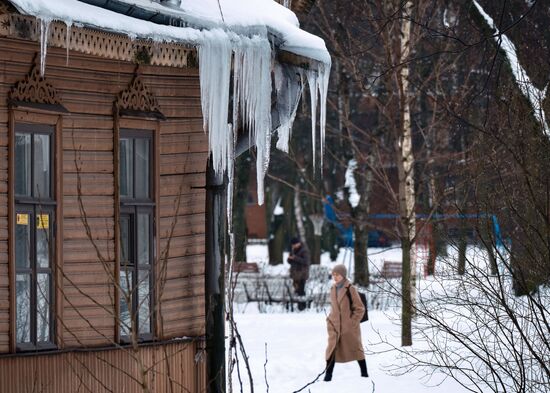Сосульки на крышах жилых домов в Санкт-Петербурге