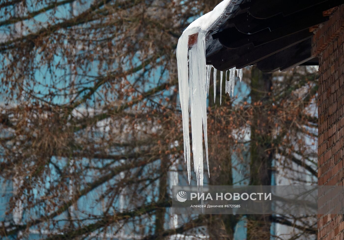 Сосульки на крышах жилых домов в Санкт-Петербурге