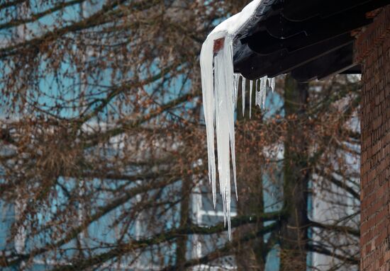 Сосульки на крышах жилых домов в Санкт-Петербурге