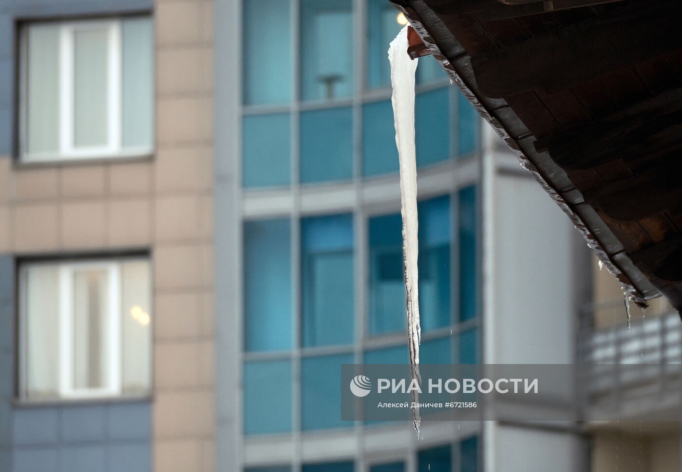 Сосульки на крышах жилых домов в Санкт-Петербурге