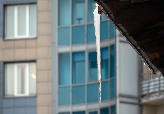 Сосульки на крышах жилых домов в Санкт-Петербурге