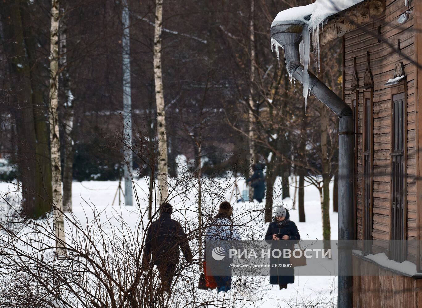 Сосульки на крышах жилых домов в Санкт-Петербурге