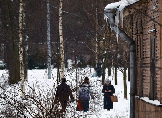 Сосульки на крышах жилых домов в Санкт-Петербурге