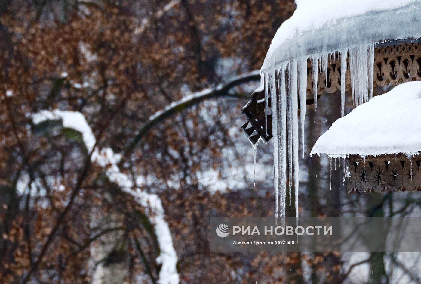 Сосульки на крышах жилых домов в Санкт-Петербурге