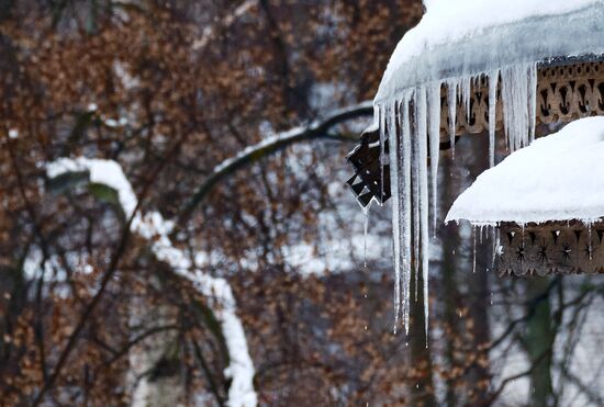 Сосульки на крышах жилых домов в Санкт-Петербурге