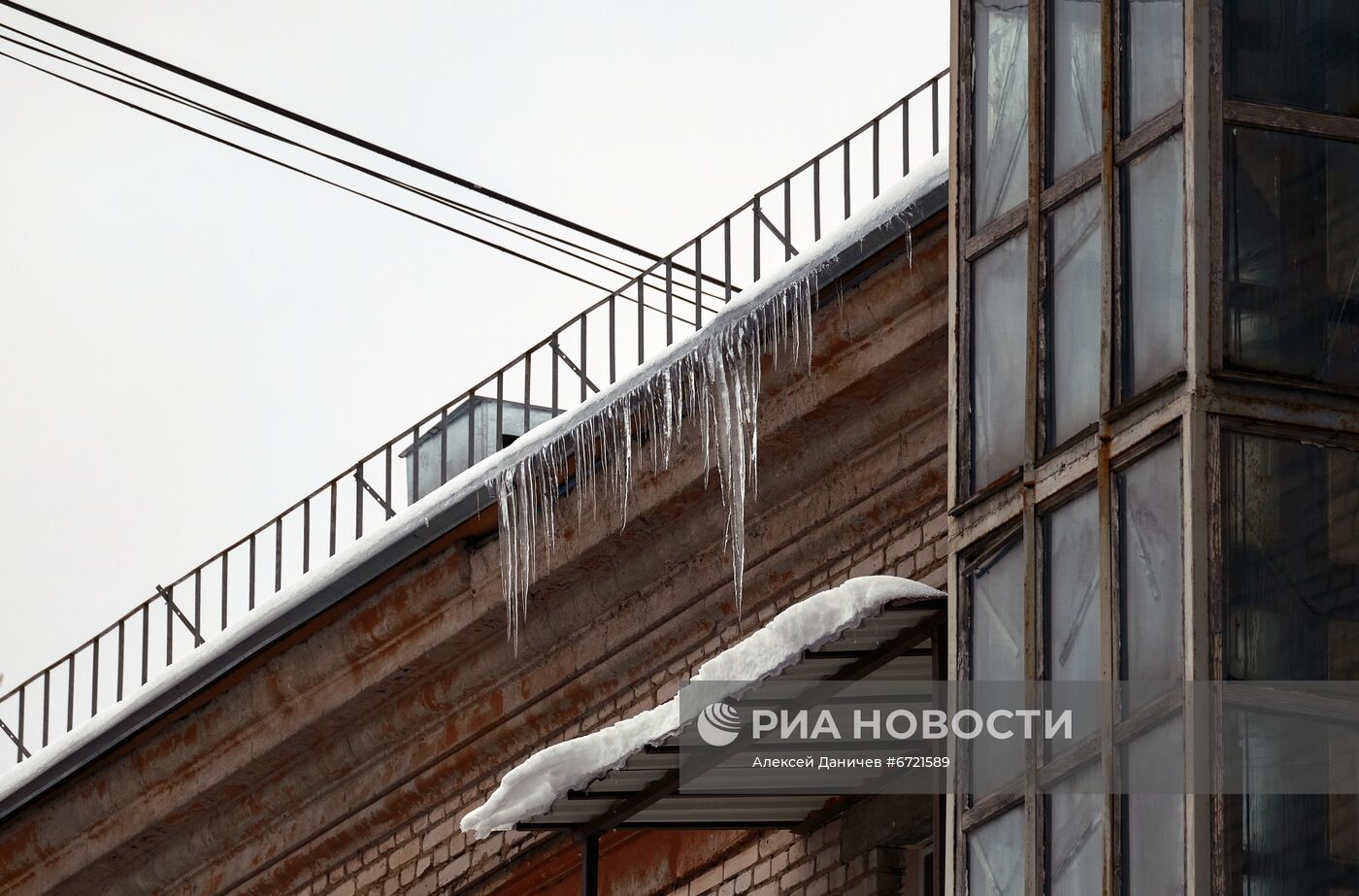 Сосульки на крышах жилых домов в Санкт-Петербурге