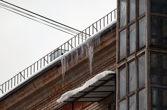 Сосульки на крышах жилых домов в Санкт-Петербурге