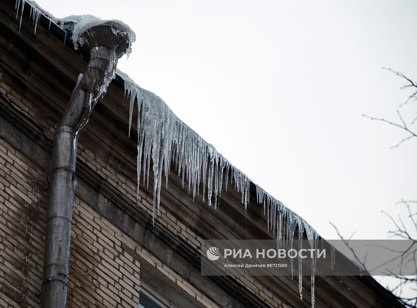 Сосульки на крышах жилых домов в Санкт-Петербурге