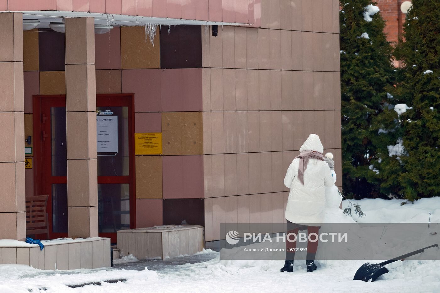 Сосульки на крышах жилых домов в Санкт-Петербурге | РИА Новости Медиабанк