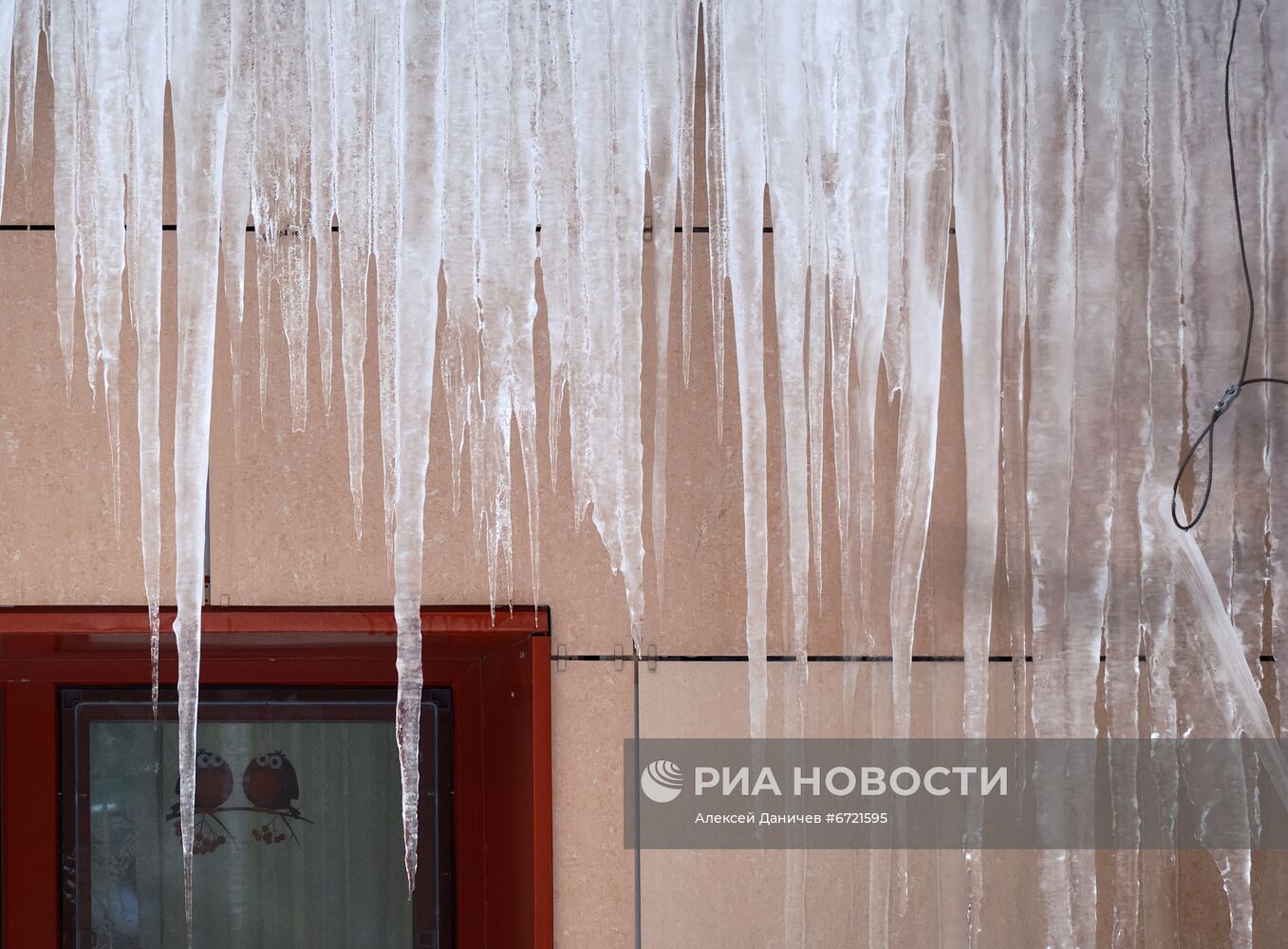 Сосульки на крышах жилых домов в Санкт-Петербурге