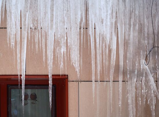 Сосульки на крышах жилых домов в Санкт-Петербурге