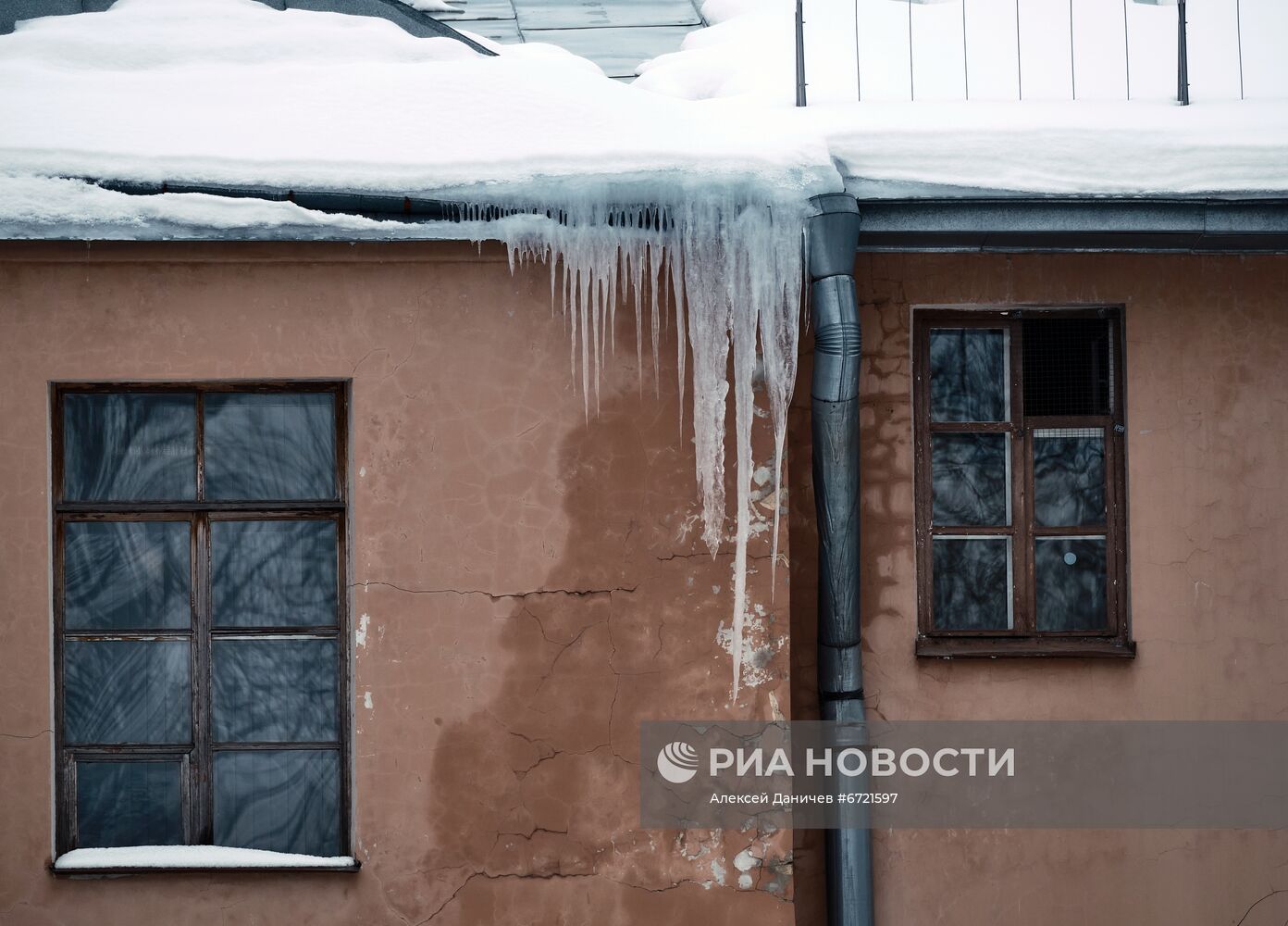 Сосульки на крышах жилых домов в Санкт-Петербурге
