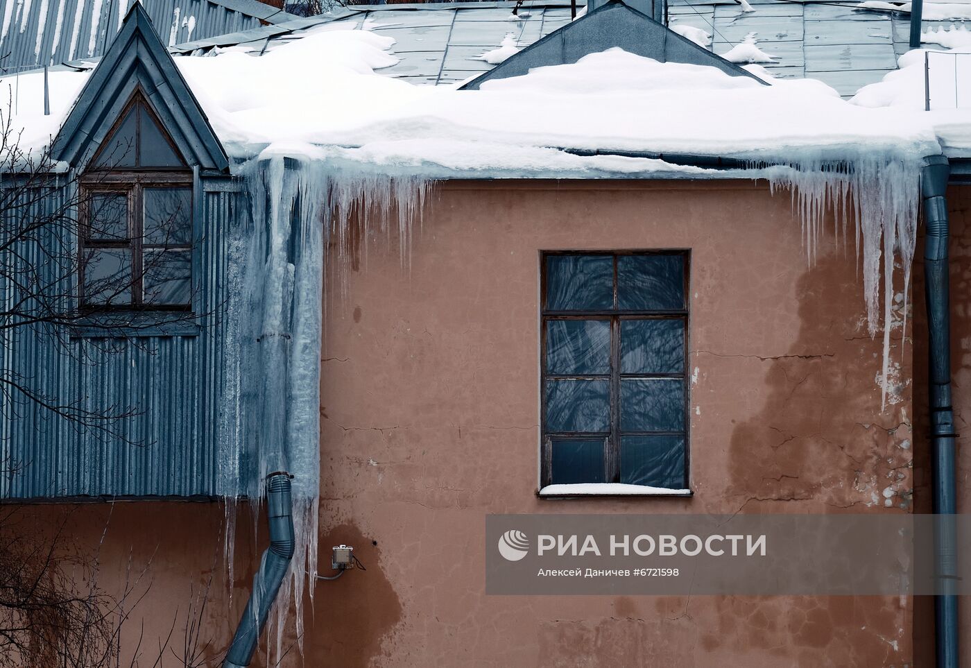Сосульки на крышах жилых домов в Санкт-Петербурге