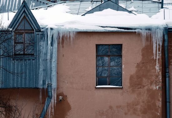 Сосульки на крышах жилых домов в Санкт-Петербурге