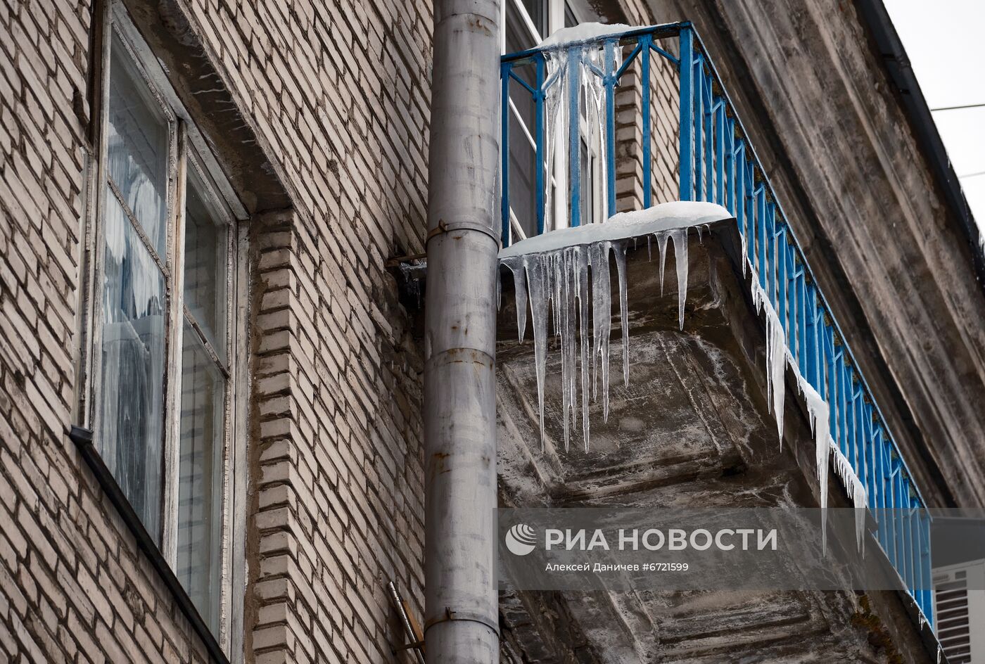 Сосульки на крышах жилых домов в Санкт-Петербурге