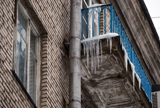 Сосульки на крышах жилых домов в Санкт-Петербурге