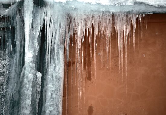 Сосульки на крышах жилых домов в Санкт-Петербурге