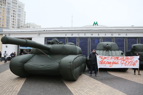Предприниматель в знак протеста выставил надувную военную технику в Киеве