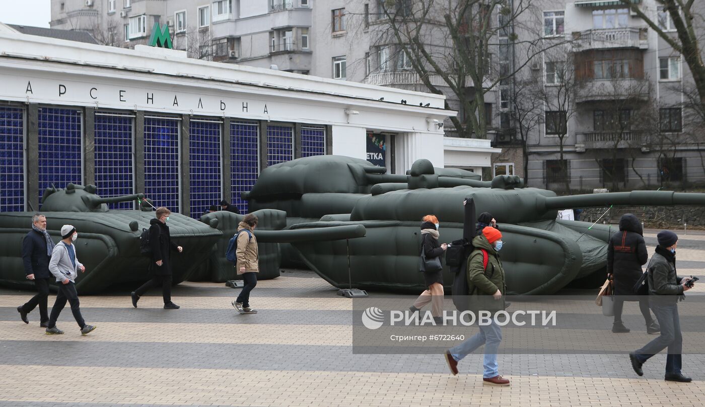 Предприниматель в знак протеста выставил надувную военную технику в Киеве