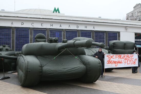 Предприниматель в знак протеста выставил надувную военную технику в Киеве