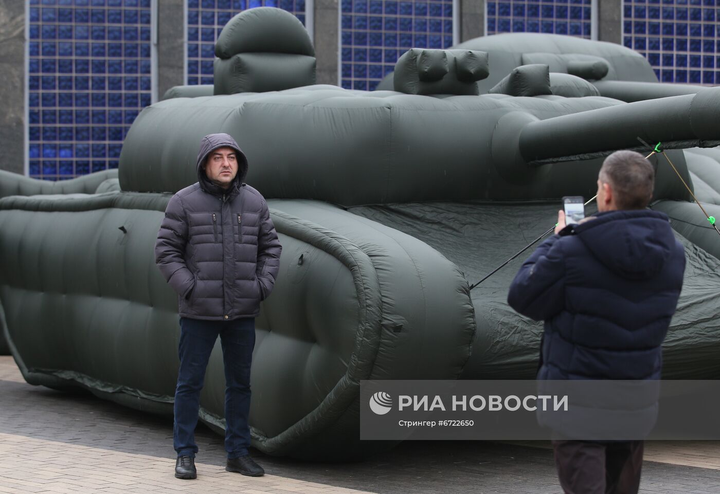 Предприниматель в знак протеста выставил надувную военную технику в Киеве