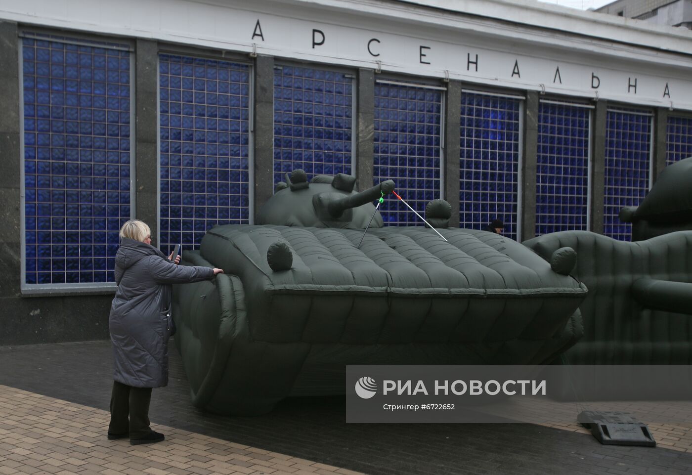 Предприниматель в знак протеста выставил надувную военную технику в Киеве