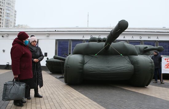 Предприниматель в знак протеста выставил надувную военную технику в Киеве