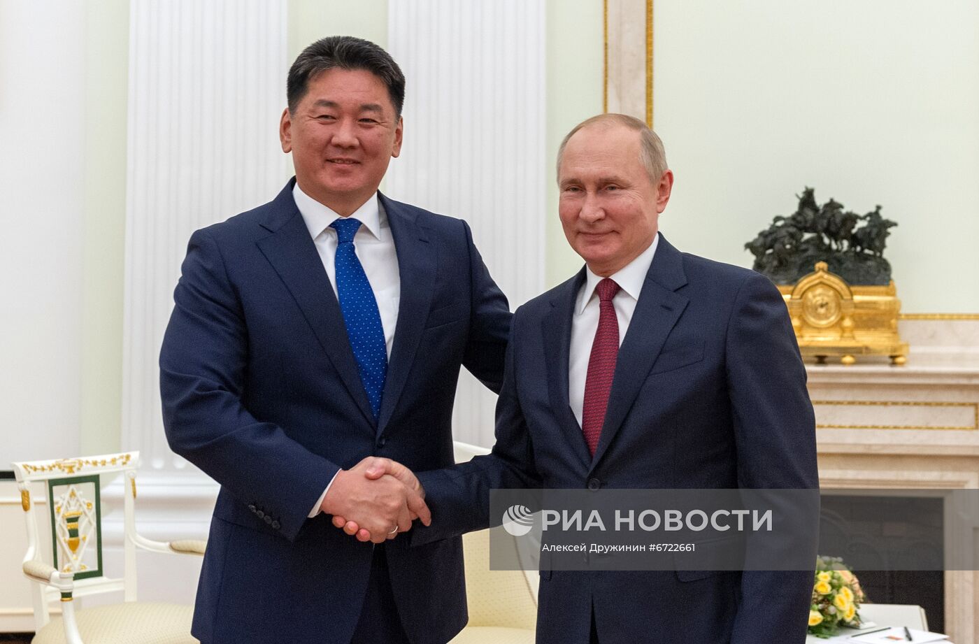 Президент РФ В. Путин провел переговоры с президентом Монголии У. Хурэлсухом